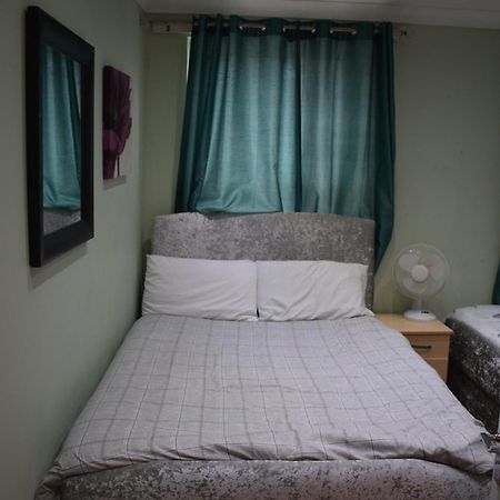 Three Bedroom House Lancaster Road Лондон Екстериор снимка