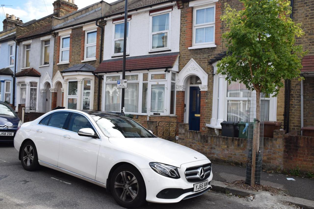 Three Bedroom House Lancaster Road Лондон Екстериор снимка