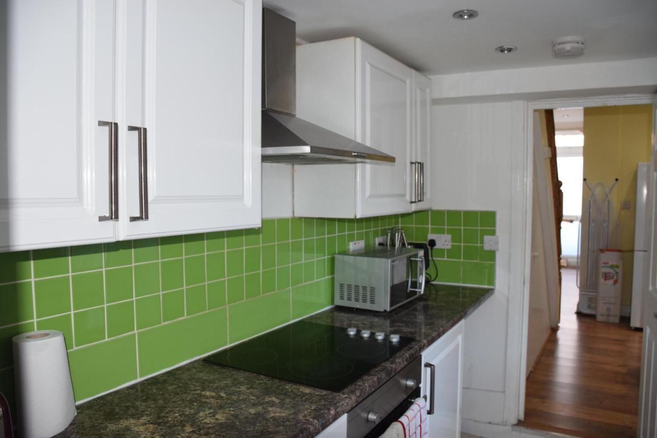 Three Bedroom House Lancaster Road Лондон Екстериор снимка