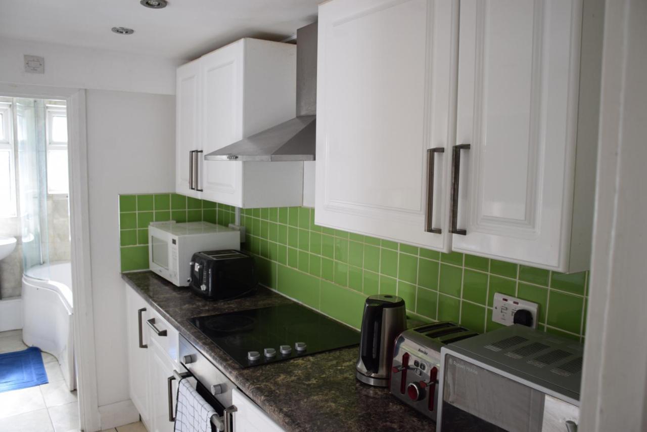 Three Bedroom House Lancaster Road Лондон Екстериор снимка