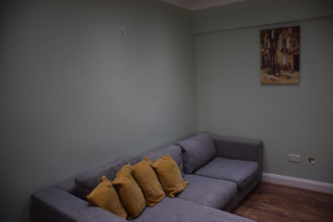Three Bedroom House Lancaster Road Лондон Екстериор снимка