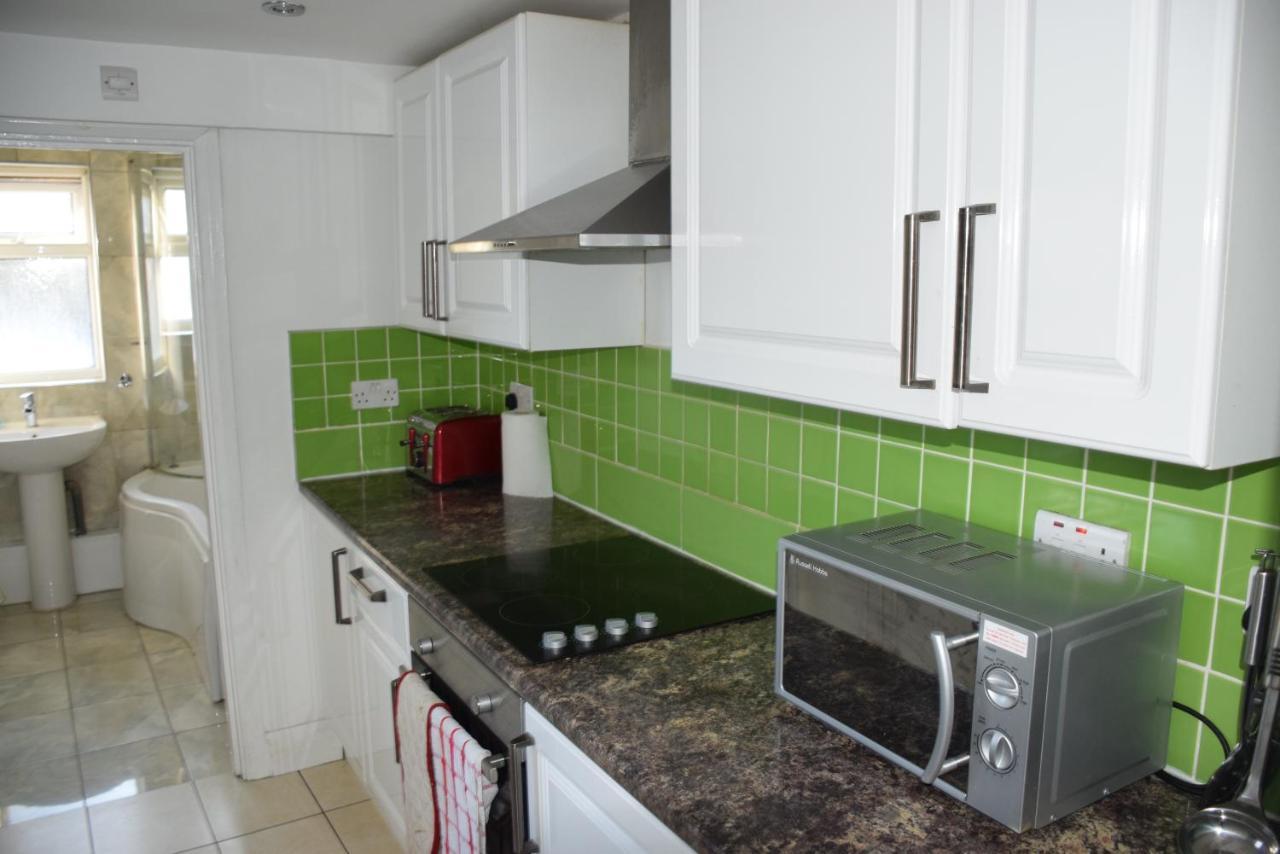 Three Bedroom House Lancaster Road Лондон Екстериор снимка