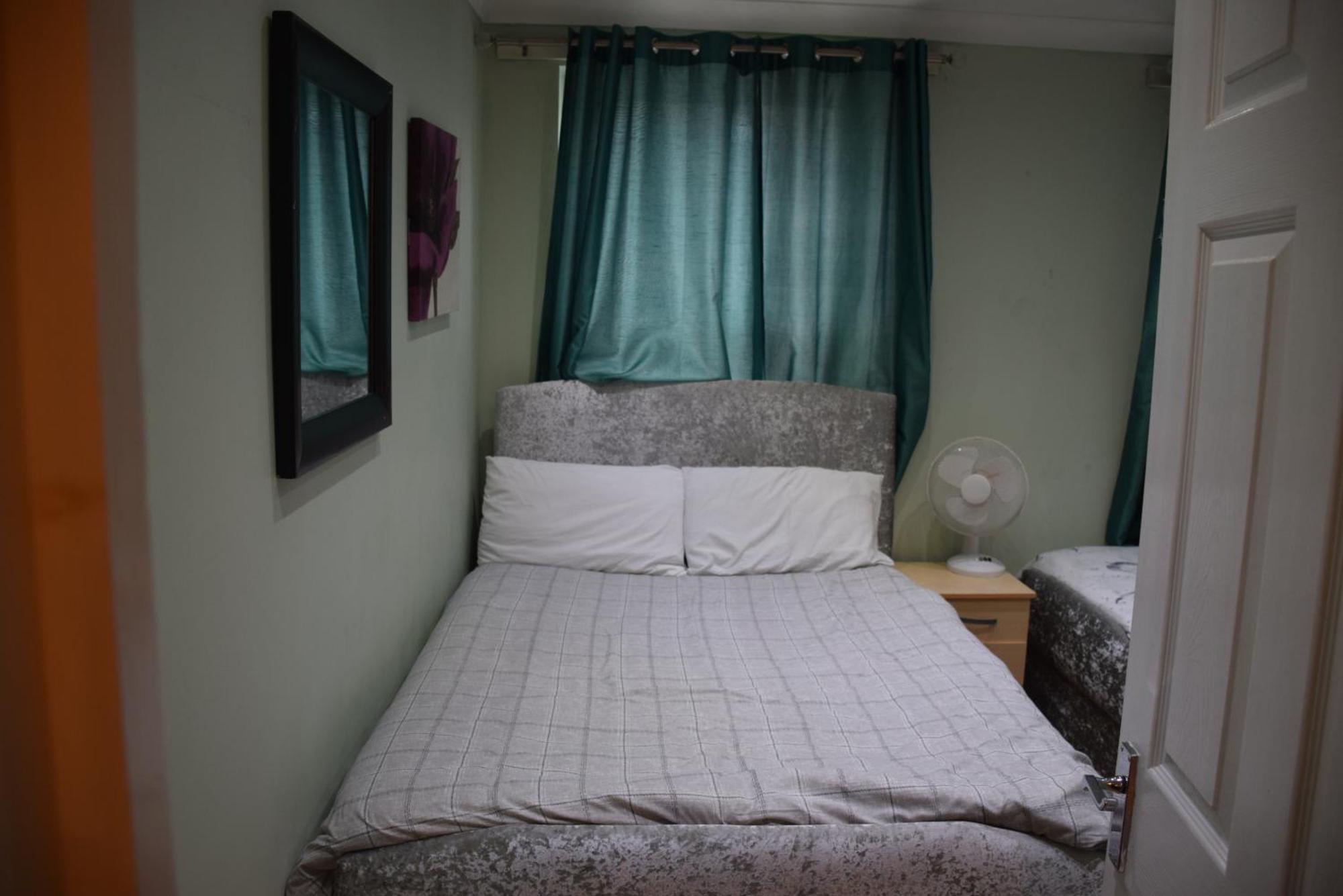 Three Bedroom House Lancaster Road Лондон Екстериор снимка