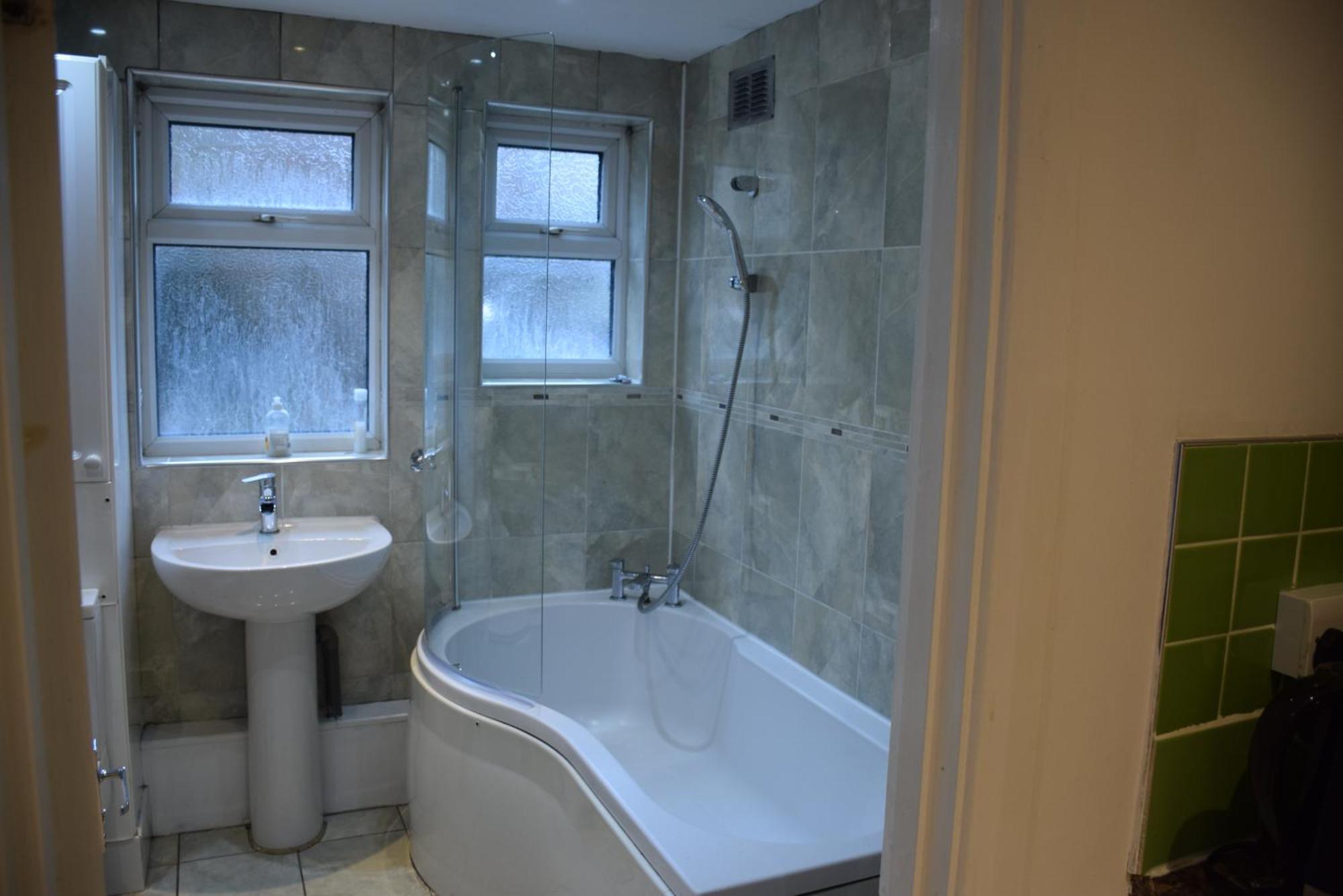 Three Bedroom House Lancaster Road Лондон Екстериор снимка