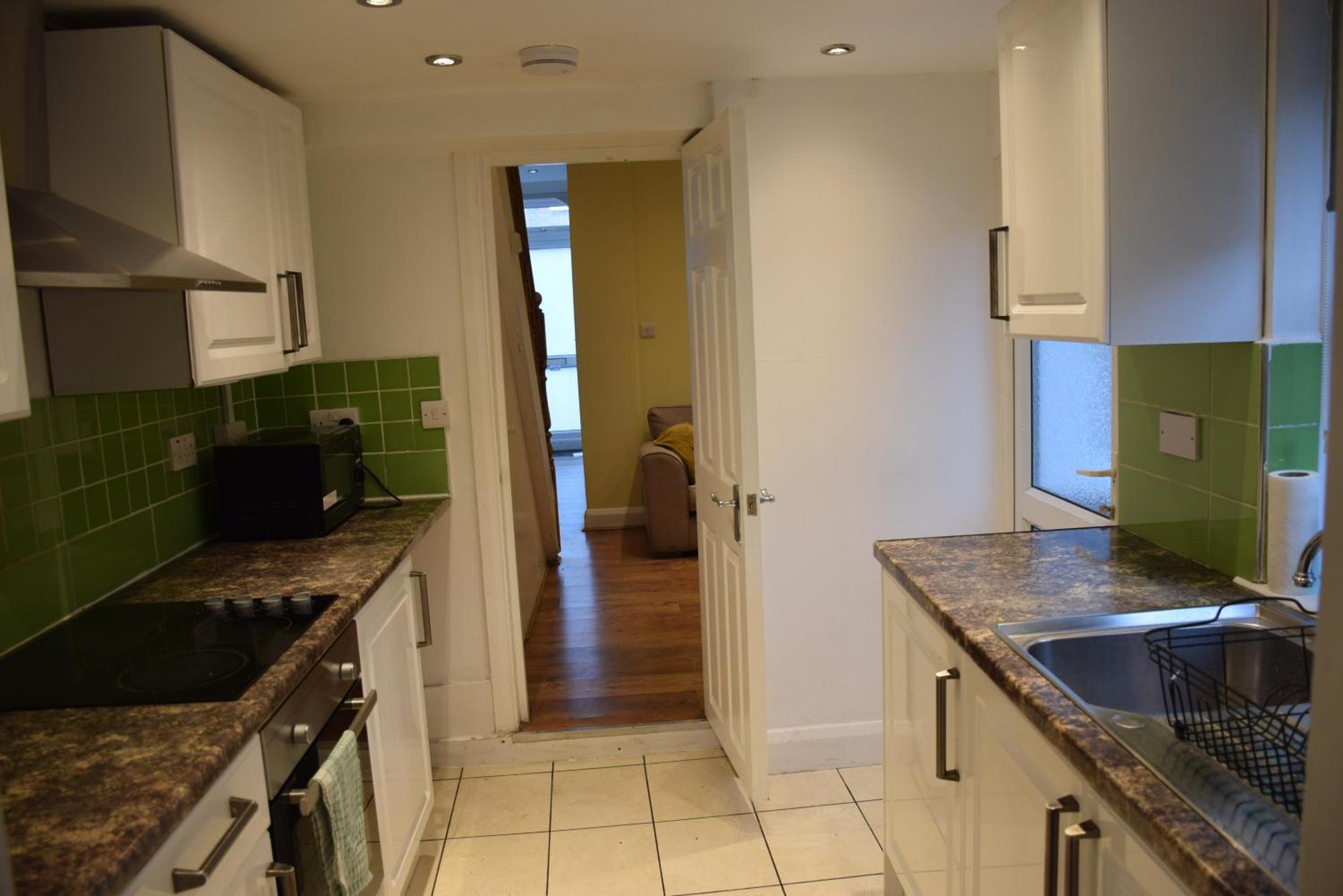 Three Bedroom House Lancaster Road Лондон Екстериор снимка