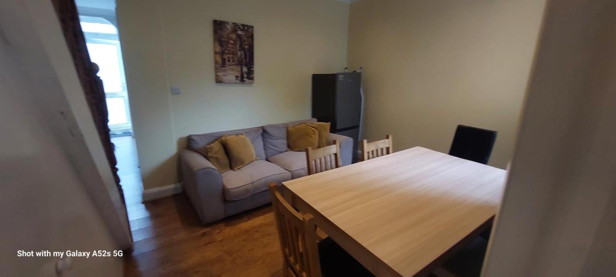Three Bedroom House Lancaster Road Лондон Екстериор снимка