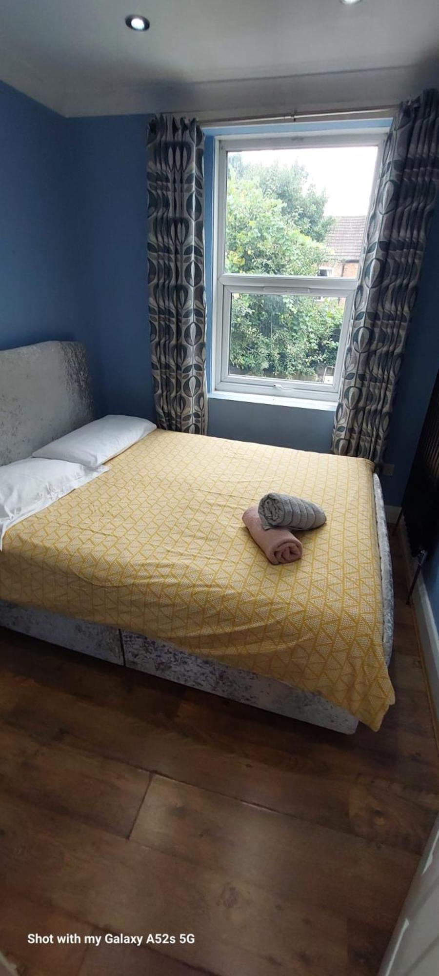 Three Bedroom House Lancaster Road Лондон Екстериор снимка