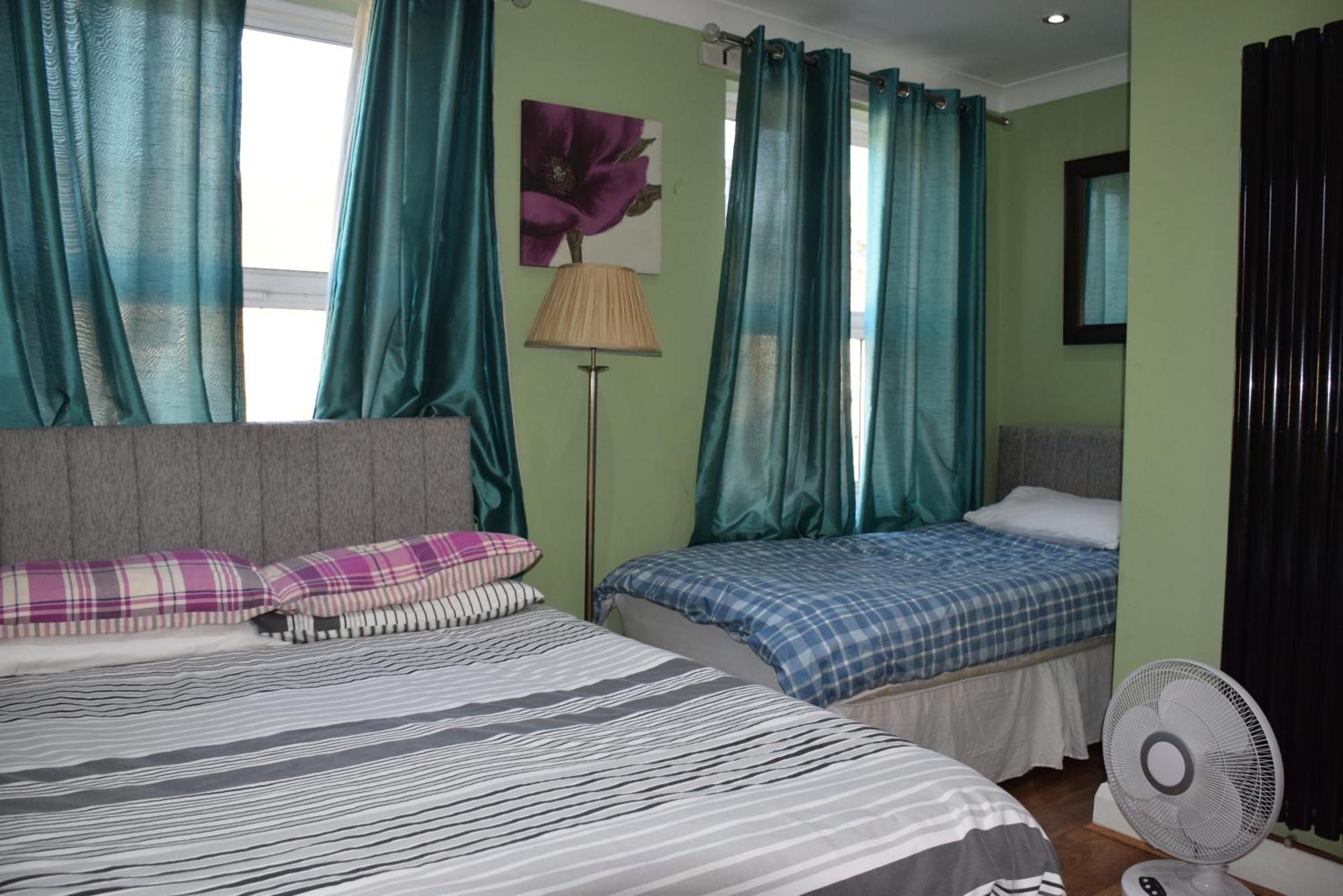 Three Bedroom House Lancaster Road Лондон Екстериор снимка